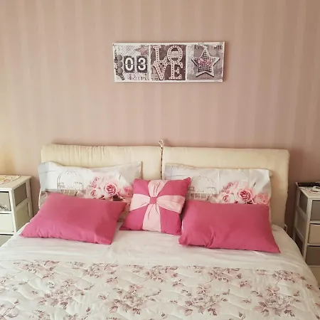 Iris לינה וארוחת בוקר 3*